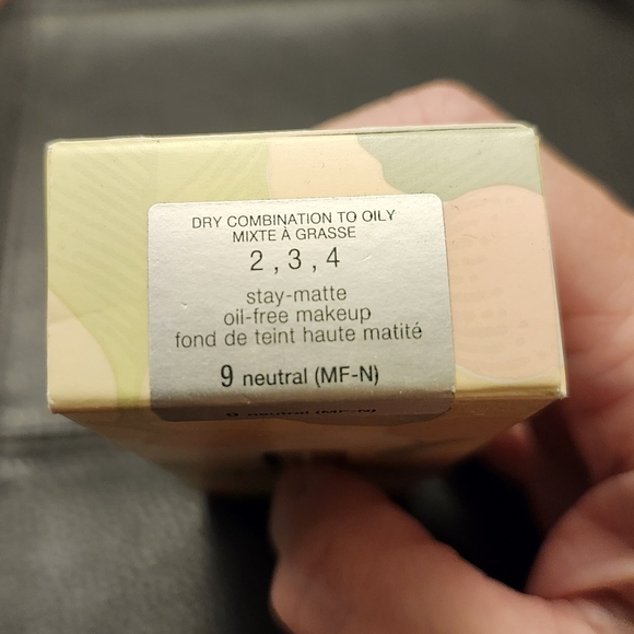 Clinique Stay-Matte Oil-Free Makeup Foundation In 09 Neutral - Picture 4 of 8